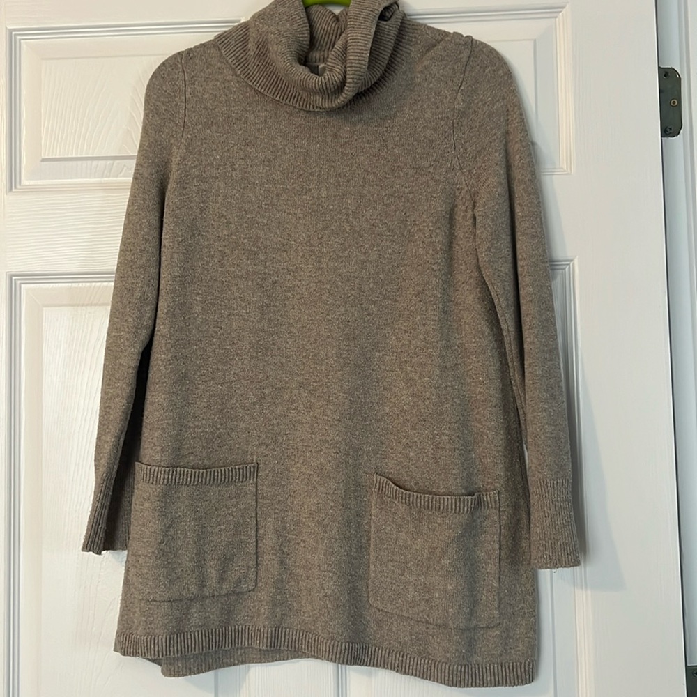 Loft tunic length sweater with front pockets, size M
